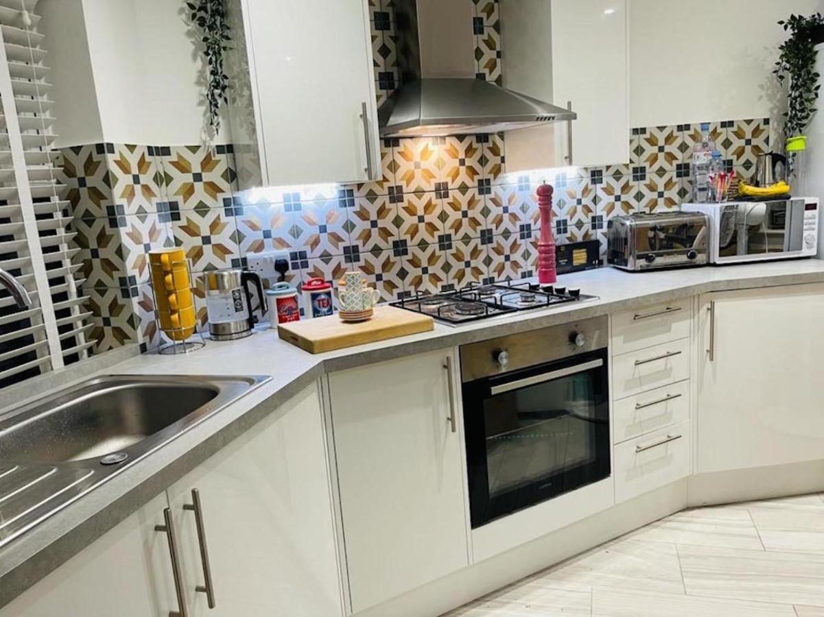 Bagshot Pennyhill Camberley Ascot Luxury 2 Beds 1 Bath Sleeps 4 Pets Ok Permit Parking Apartment Ngoại thất bức ảnh