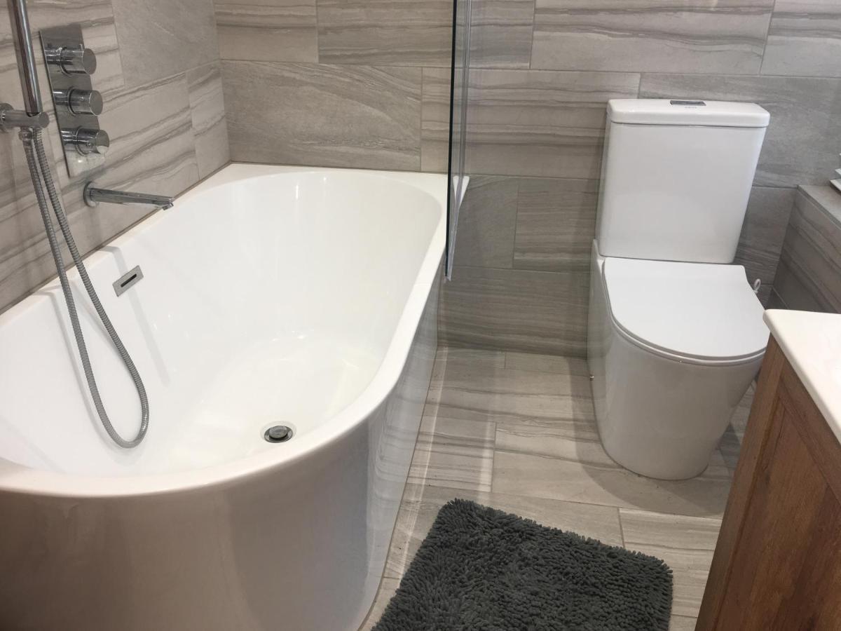 Bagshot Pennyhill Camberley Ascot Luxury 2 Beds 1 Bath Sleeps 4 Pets Ok Permit Parking Apartment Ngoại thất bức ảnh