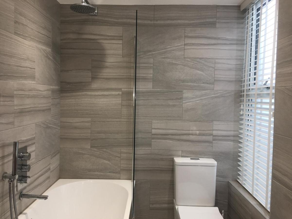 Bagshot Pennyhill Camberley Ascot Luxury 2 Beds 1 Bath Sleeps 4 Pets Ok Permit Parking Apartment Ngoại thất bức ảnh