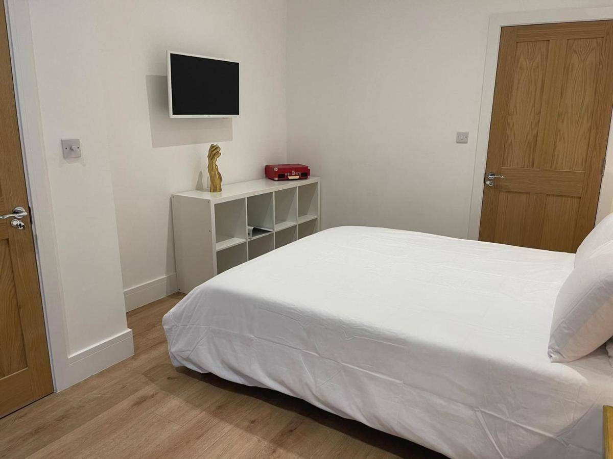 Bagshot Pennyhill Camberley Ascot Luxury 2 Beds 1 Bath Sleeps 4 Pets Ok Permit Parking Apartment Ngoại thất bức ảnh
