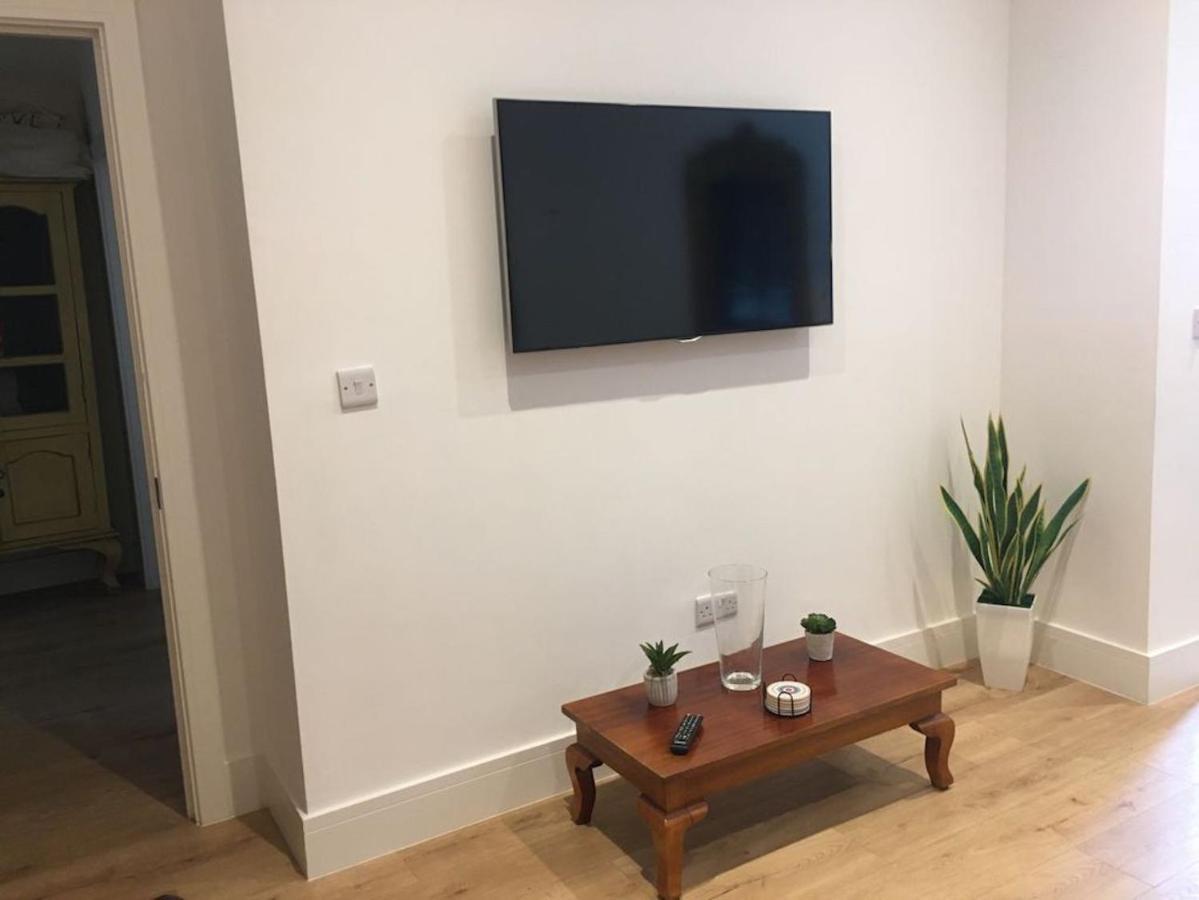 Bagshot Pennyhill Camberley Ascot Luxury 2 Beds 1 Bath Sleeps 4 Pets Ok Permit Parking Apartment Ngoại thất bức ảnh