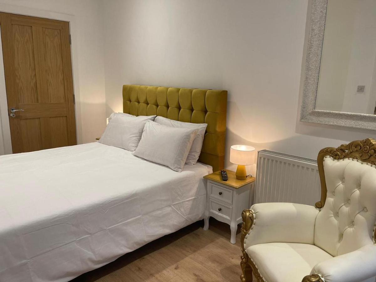 Bagshot Pennyhill Camberley Ascot Luxury 2 Beds 1 Bath Sleeps 4 Pets Ok Permit Parking Apartment Ngoại thất bức ảnh