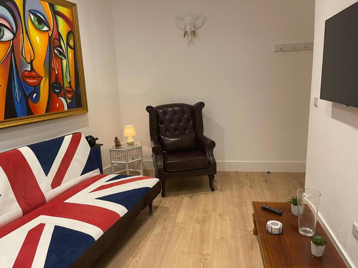 Bagshot Pennyhill Camberley Ascot Luxury 2 Beds 1 Bath Sleeps 4 Pets Ok Permit Parking Apartment Ngoại thất bức ảnh