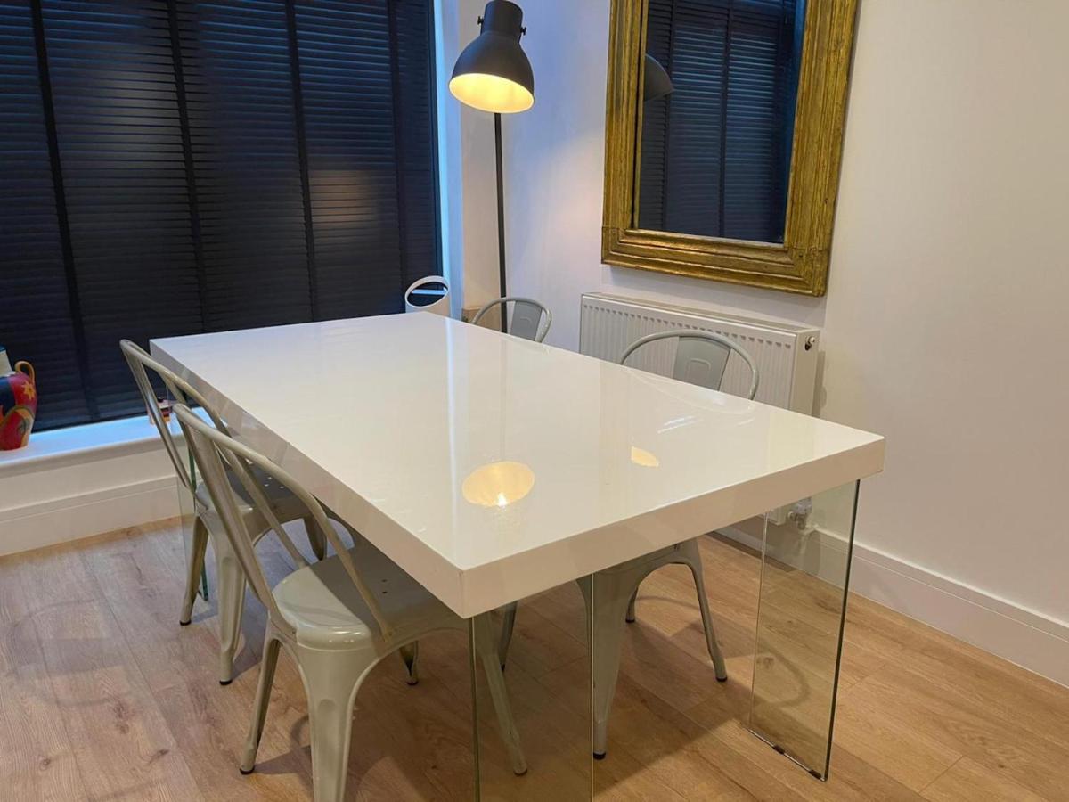 Bagshot Pennyhill Camberley Ascot Luxury 2 Beds 1 Bath Sleeps 4 Pets Ok Permit Parking Apartment Ngoại thất bức ảnh