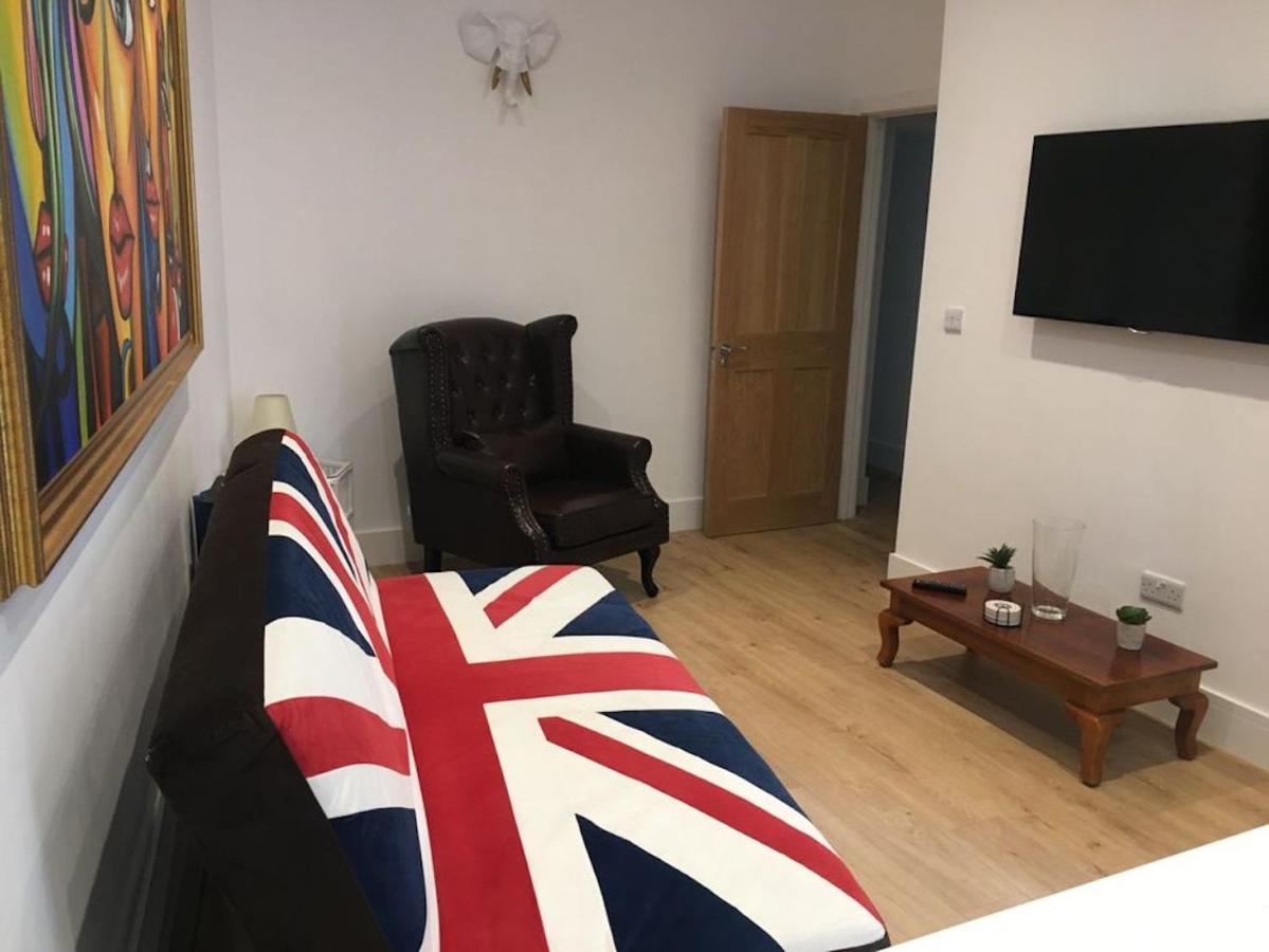 Bagshot Pennyhill Camberley Ascot Luxury 2 Beds 1 Bath Sleeps 4 Pets Ok Permit Parking Apartment Ngoại thất bức ảnh